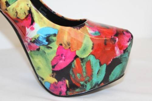 A stylish and funky pair of original Steve Madden "DeJeVu" ladies stiletto platform pumps