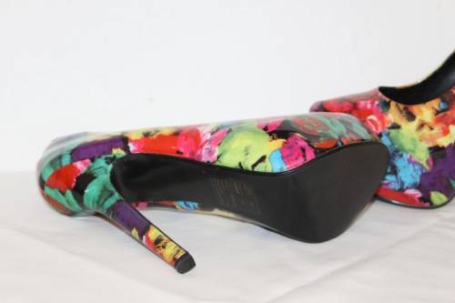 A stylish and funky pair of original Steve Madden "DeJeVu" ladies stiletto platform pumps