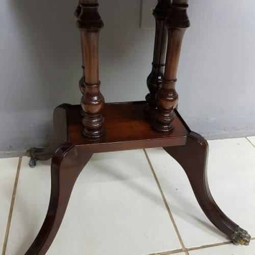 A spectacular vintage "Duncan Phyfe" inspired mahogany console/ hallway table with a single drawer