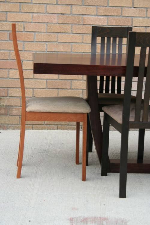 An awesome and stylish modern-styled 6 to 8 seater dining suite in excellent condition