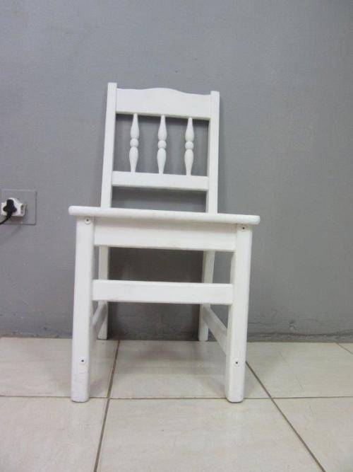 A solid wooden white dining in good condition - perfect for a beach house!