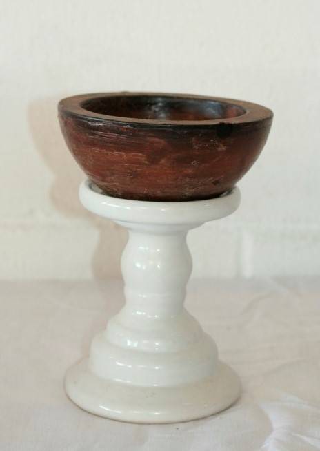 A wonderful white ceramic candle stand for a larger broader candle in awesome condition - RS17Sale