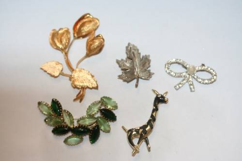 **RS17** A collection of 5x  vintage ladies brooches incl. a stone brooch, in gorgeous condition!