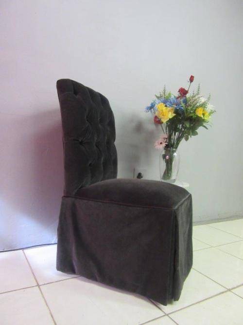 **RS17** A marvellous skirted Parson's chair w/ a button back and beautiful upholstery