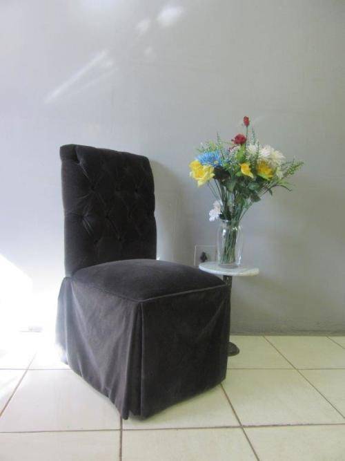 **RS17** A marvellous skirted Parson's chair w/ a button back and beautiful upholstery