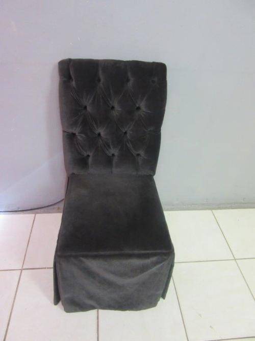 **RS17** A marvellous skirted Parson's chair w/ a button back and beautiful upholstery