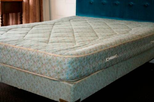 A stunning upholstered double-bed buttoned headboard with a Warner mattress & base.RS17Bed