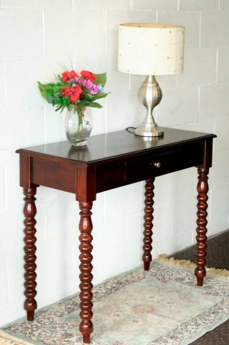 A beautiful and stylish single-drawer console/ hall table with gorgeous turned "bobbin" legs