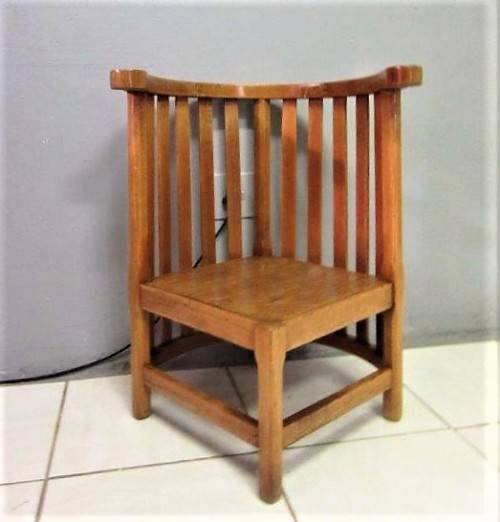 A wonderful solid oak round "barrel back" corner chair in good condition - lovely!