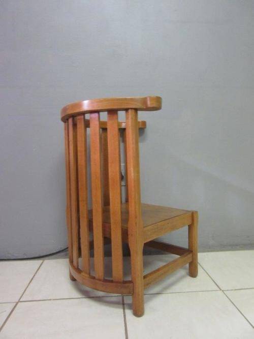 A wonderful solid oak round "barrel back" corner chair in good condition - lovely!