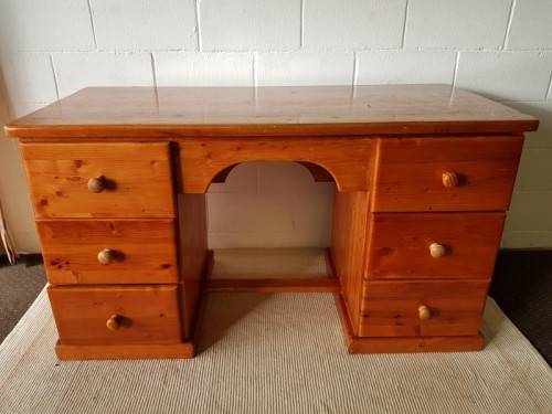 An amazing solid Oregon sturdy office/ study desk with ample drawers in good condition