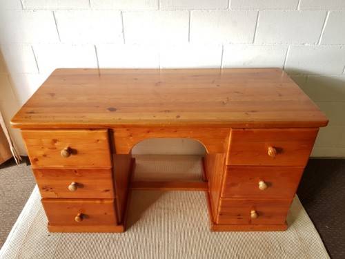 An amazing solid Oregon sturdy office/ study desk with ample drawers in good condition