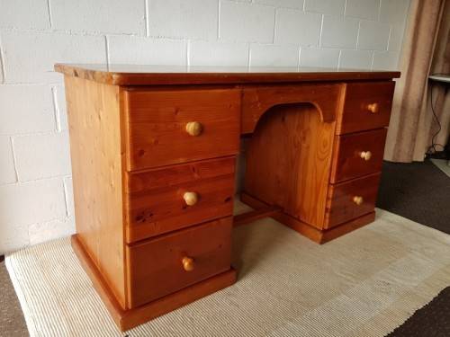An amazing solid Oregon sturdy office/ study desk with ample drawers in good condition