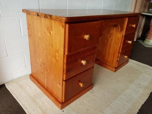 An amazing solid Oregon sturdy office/ study desk with ample drawers in good condition