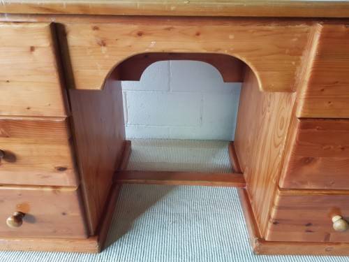 An amazing solid Oregon sturdy office/ study desk with ample drawers in good condition