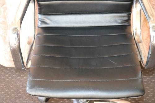 An amazing and sturdy swivel office chair with a metal frame in good condition - RS17Sale