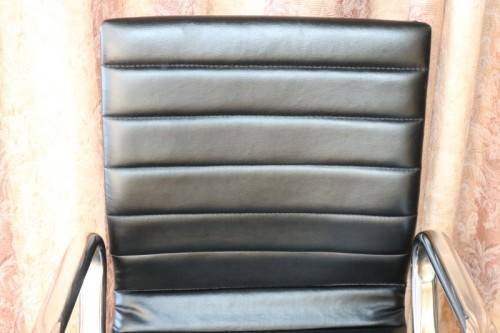 An amazing and sturdy swivel office chair with a metal frame in good condition - RS17Sale