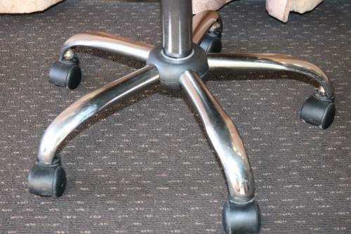 An amazing and sturdy swivel office chair with a metal frame in good condition - RS17Sale