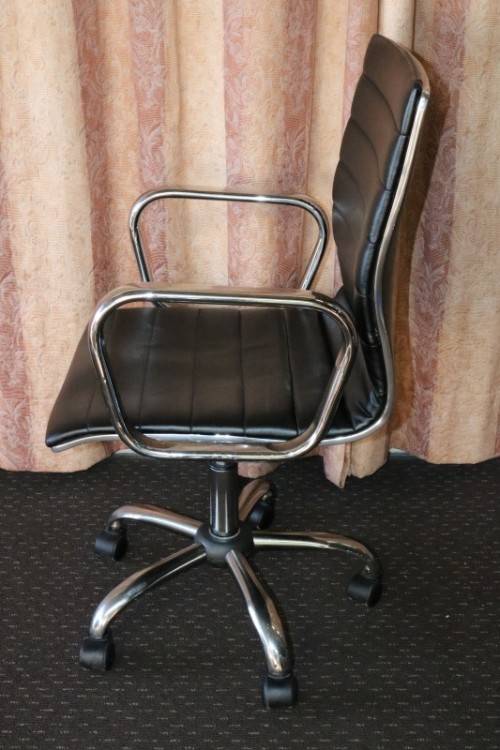 An amazing and sturdy swivel office chair with a metal frame in good condition - RS17Sale