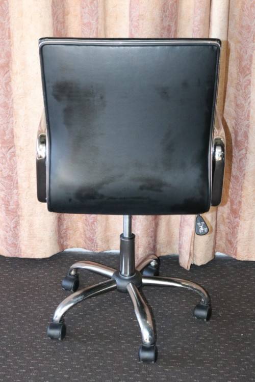 An amazing and sturdy swivel office chair with a metal frame in good condition - RS17Sale