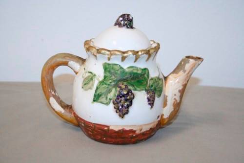 A wonderful vintage hand painted "grape" themed collectable teapot in good condition - RS17Sale