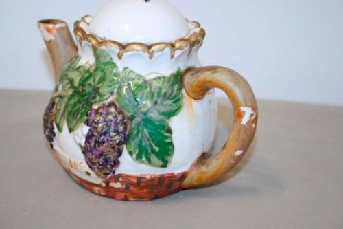 A wonderful vintage hand painted "grape" themed collectable teapot in good condition - RS17Sale