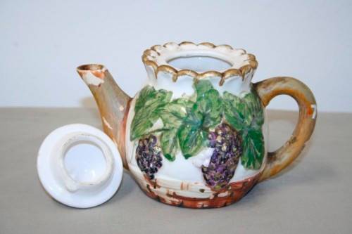 A wonderful vintage hand painted "grape" themed collectable teapot in good condition - RS17Sale