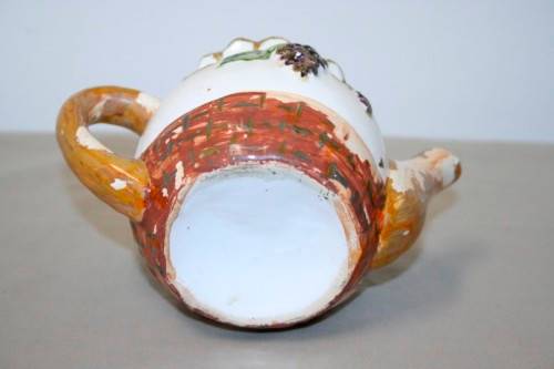 A wonderful vintage hand painted "grape" themed collectable teapot in good condition - RS17Sale
