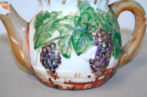 A wonderful vintage hand painted "grape" themed collectable teapot in good condition - RS17Sale