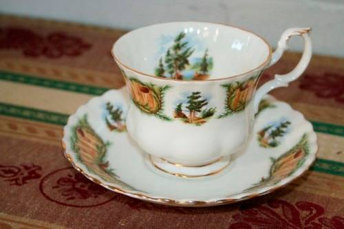 "Job Lot" A fabulous job lot of assorted porcelain & ceramic ware incl Royal Albert & more; RS17Sale