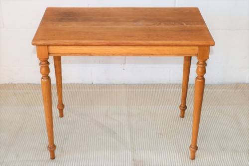 A gorgeous and stylish vintage solid Oak occasional/ side table with Sheraton legs - lovely