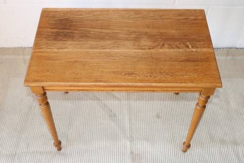A gorgeous and stylish vintage solid Oak occasional/ side table with Sheraton legs - lovely