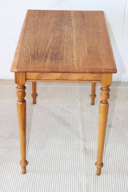 A gorgeous and stylish vintage solid Oak occasional/ side table with Sheraton legs - lovely