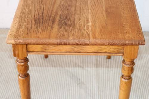 A gorgeous and stylish vintage solid Oak occasional/ side table with Sheraton legs - lovely