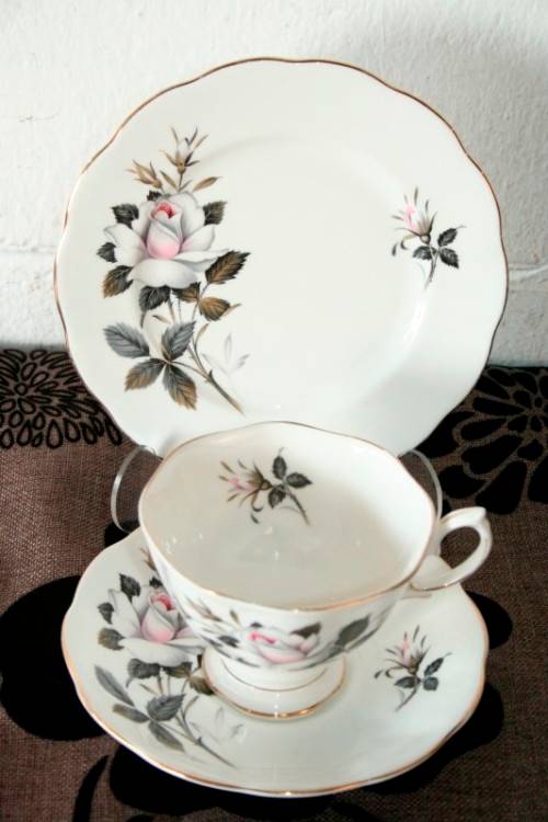 **RS17** An incredible vintage"Royal Albert fine bone china Queen's Messenger pattern trio bid/ trio