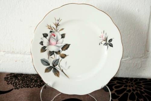 **RS17** An incredible vintage"Royal Albert fine bone china Queen's Messenger pattern trio bid/ trio