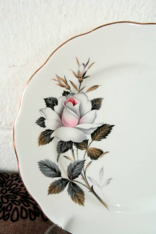 **RS17** An incredible vintage"Royal Albert fine bone china Queen's Messenger pattern trio bid/ trio