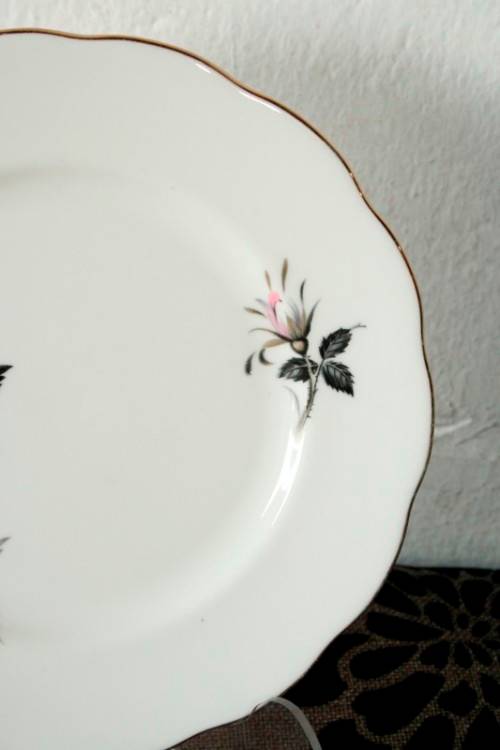 **RS17** An incredible vintage"Royal Albert fine bone china Queen's Messenger pattern trio bid/ trio