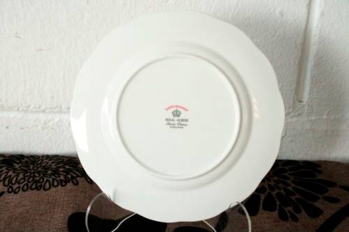 **RS17** An incredible vintage"Royal Albert fine bone china Queen's Messenger pattern trio bid/ trio