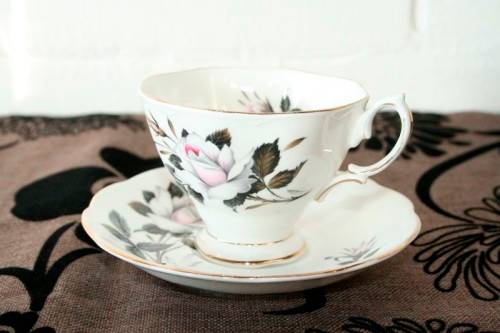 **RS17** An incredible vintage"Royal Albert fine bone china Queen's Messenger pattern trio bid/ trio