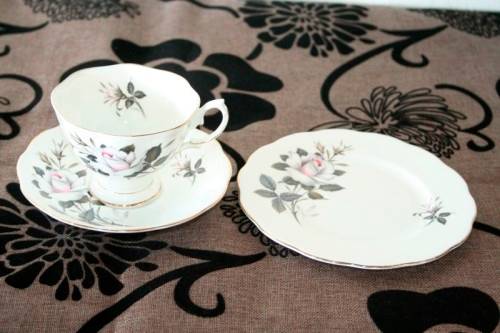 **RS17** An incredible vintage"Royal Albert fine bone china Queen's Messenger pattern trio bid/ trio