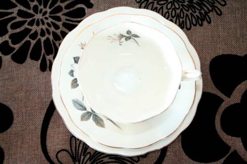 **RS17** An incredible vintage"Royal Albert fine bone china Queen's Messenger pattern trio bid/ trio