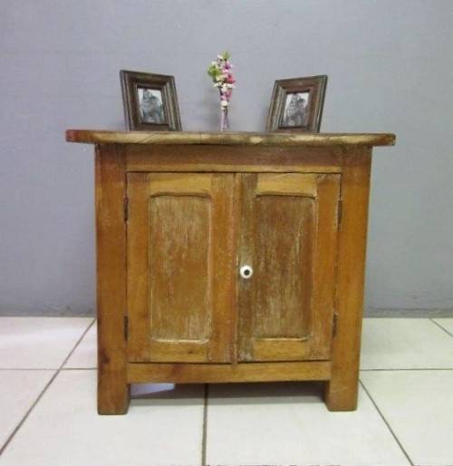 A charming Oak storage cabinet w/ two doors and ample shelf space - great bedroom storage - RS17Sale
