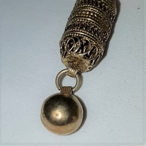 A fabulous vintage ladies screw-on earring set w/ superb fine filigree detailing in great condition