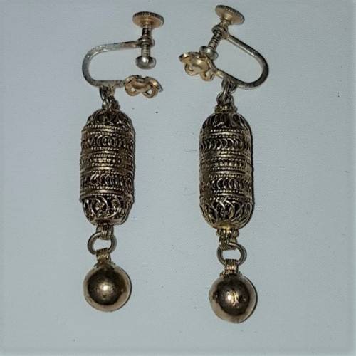 A fabulous vintage ladies screw-on earring set w/ superb fine filigree detailing in great condition