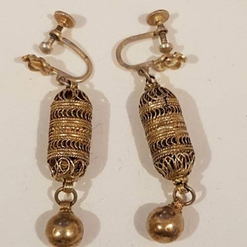 A fabulous vintage ladies screw-on earring set w/ superb fine filigree detailing in great condition