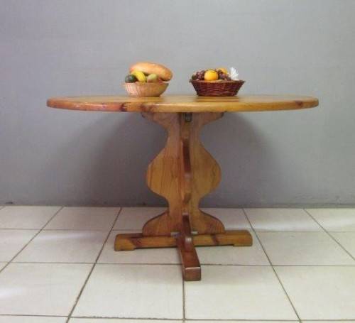 Lovely round Oregon dining table w/ a sturdy centre leg; perfect in informal dining areas - RS17Sale