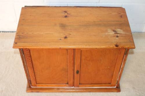 A charming vintage solid Oregon double-door bathroom/ medicine/ vanity cabinet - lovely!!