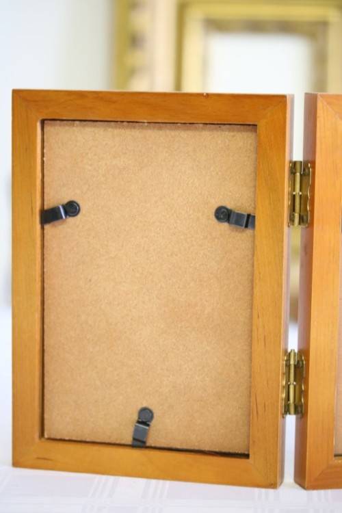 **RS17** Stylish hand made solid wooden double-photo freestanding frame in beautiful condition