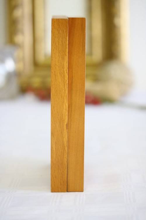 **RS17** Stylish hand made solid wooden double-photo freestanding frame in beautiful condition